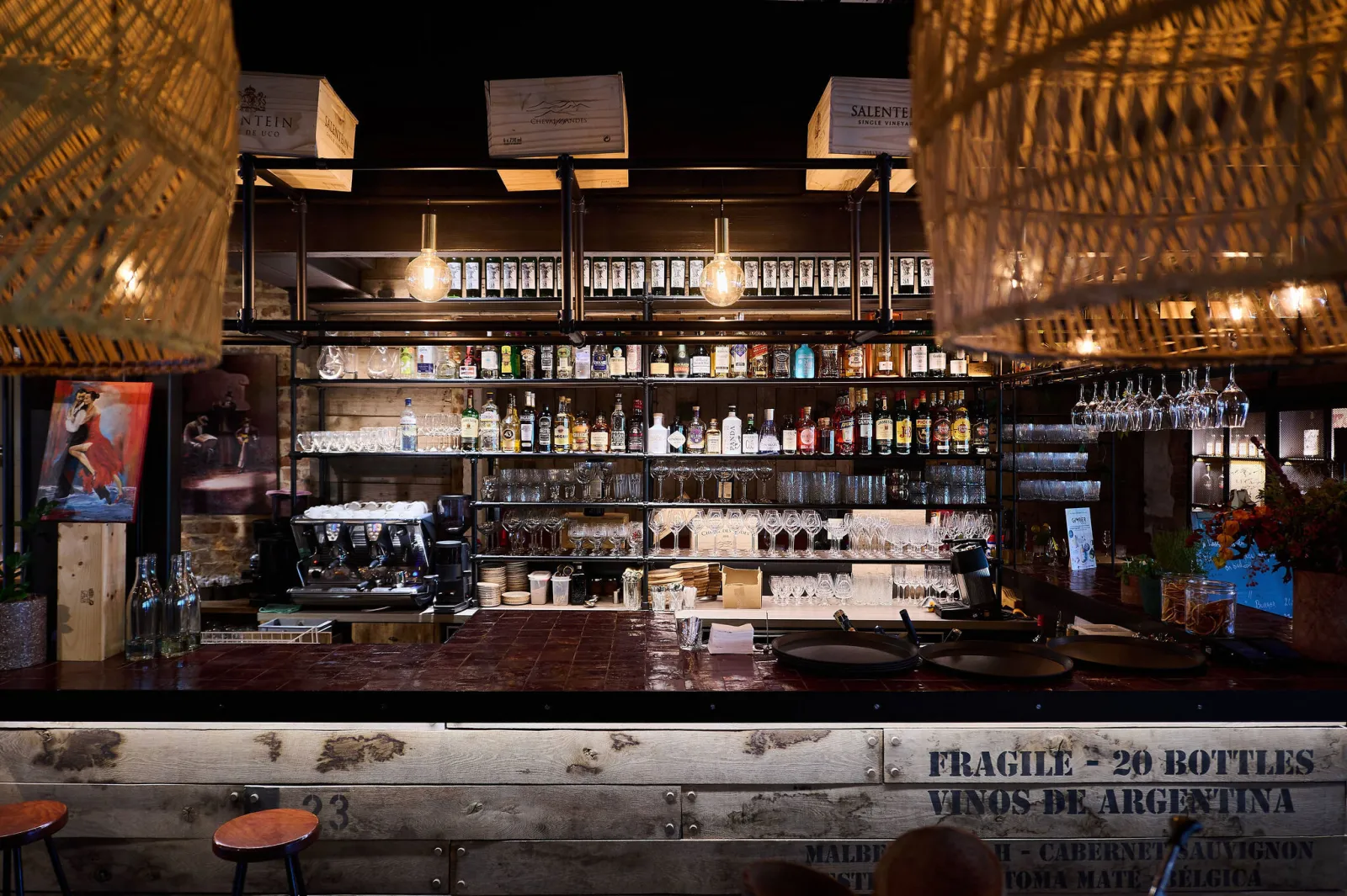 Bar met koffiemachine en flessen, toog met opschrift Vinos de Argentina