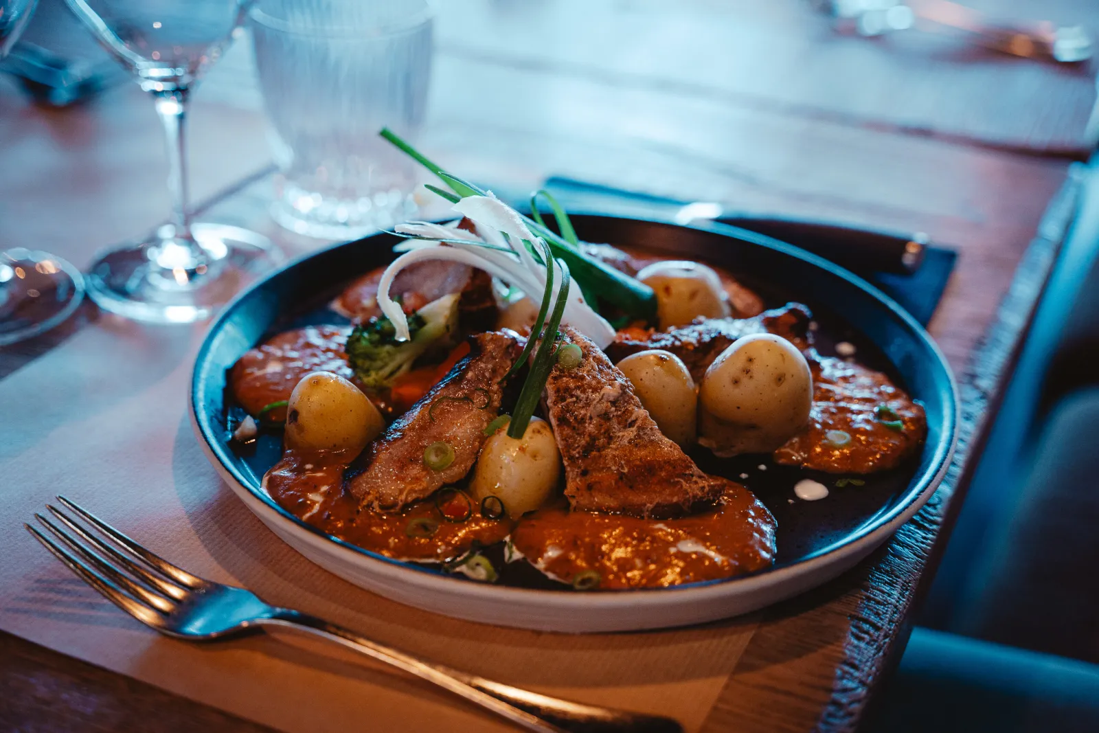 Gestoofd vlees in tomatensaus met krieltjes en lente-ui