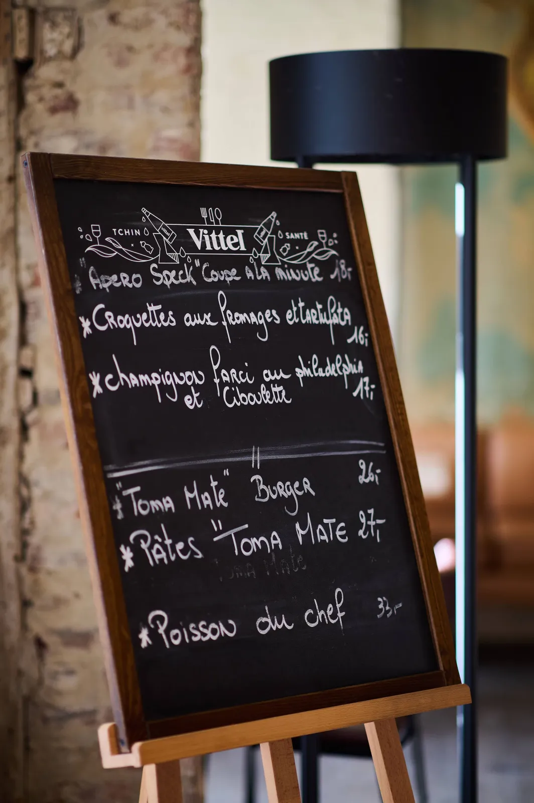 Krijtbord met suggesties zoals kaaskroketten en de Toma Maté-burger