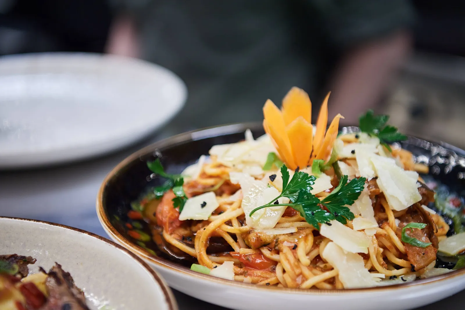Spaghetti met tomatensaus, Parmezaanse schilfers en verse peterselie