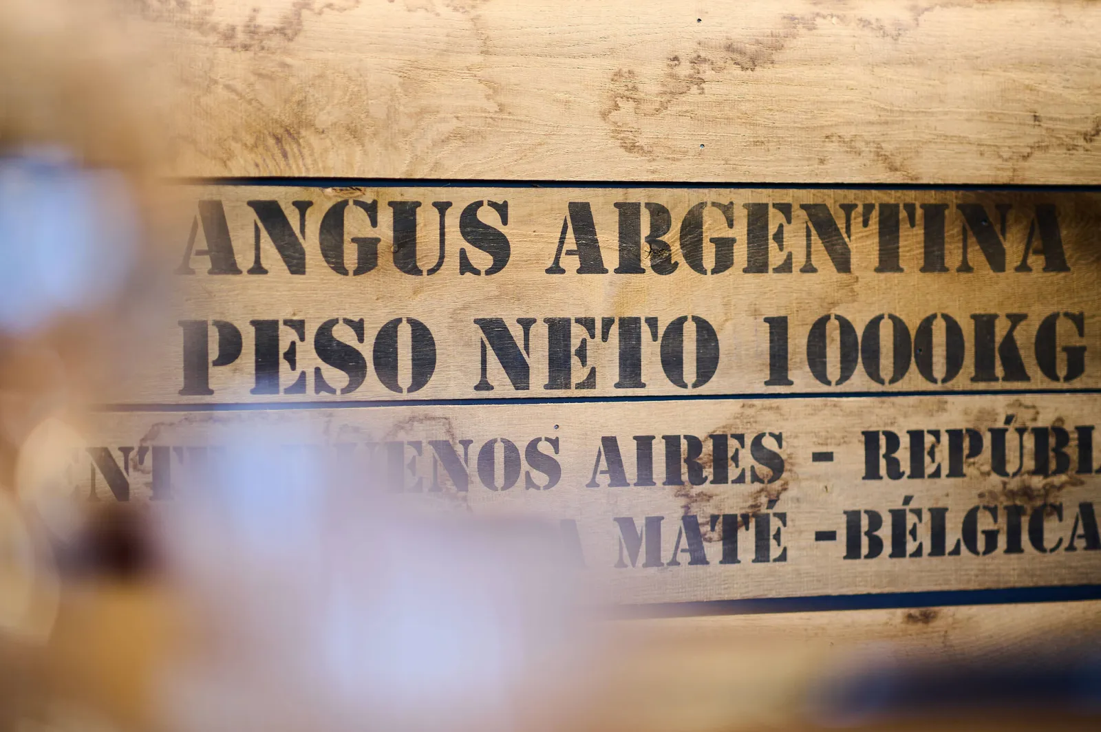 Houten kist met opschrift Angus Argentina, peso neto 1000 kg