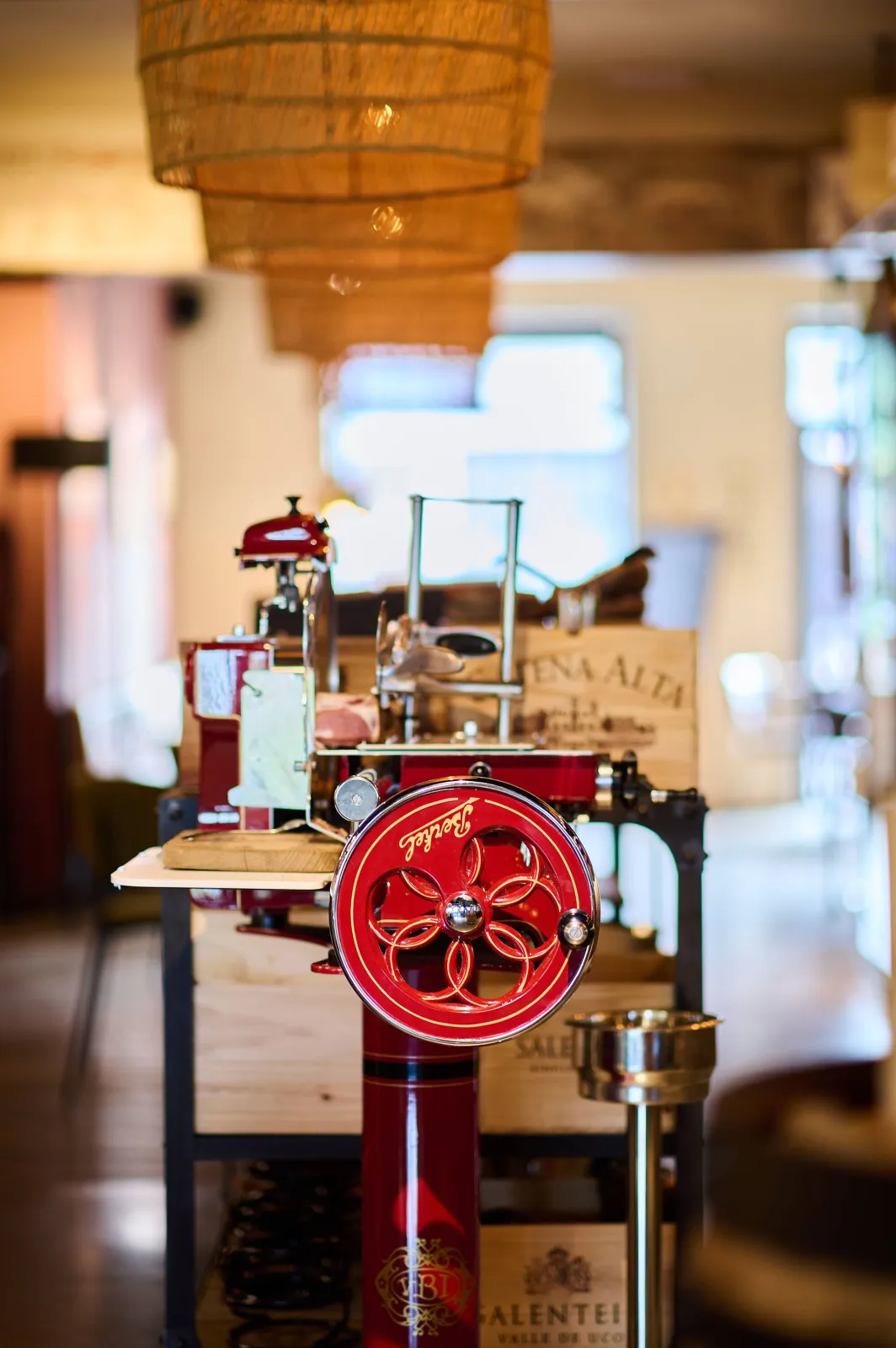 Rode vleessnijmachine op een houten kist in de eetzaal