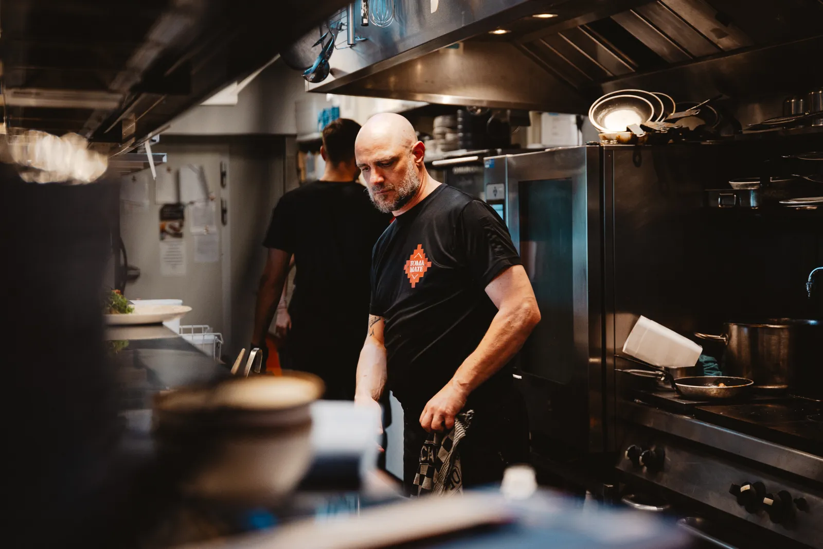 De chef aan het werk in de keuken met een collega